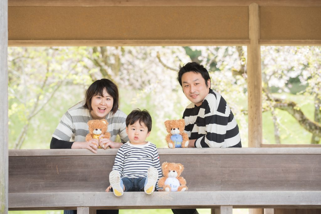 石川県桜の下での家族写真