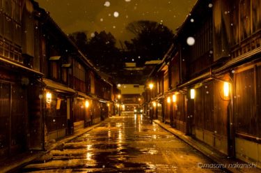 雪が舞うひがし茶屋街の夜