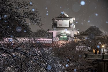 雪の中で「金沢城・兼六園ライトアップ～冬の段～」が開催されていました。