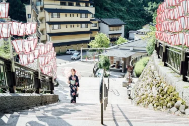 アニメ「花咲くいろは」の舞台としても知られる金沢の密かな観光地・湯涌温泉の撮影スポットをご紹介します