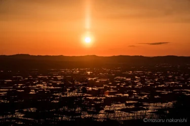 富山県砺波市の夢の平からの田植えシーズンの散居村と不思議な夕日